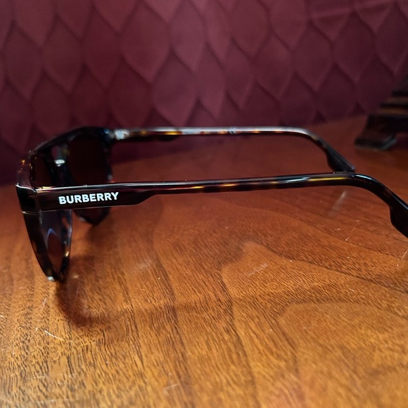 Burberry Designer Women’s Sunglasses - Picture 3 of 8
